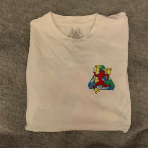 Gammal Palace tröja i strl xl  - Gammal palace tröja i strl xl i bra skick säljer då den är alldeles för stor för mig 