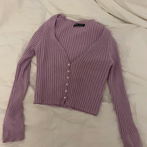 Lila topp  - Jättesöt lila topp med små pärlor som knappar. Älskar denna men får inte användning för den längre! 💚💚