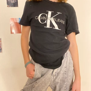Calvin Klein Tröja - Väldigt fin tröja från Calvin Klein😁💗 Oassar bra till allt möjligt tycker vi. Väldigt skön!🙃