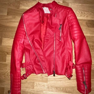 Röd Skinnjacka strl 40 - ✨ Skinnjacka från Chiquelle. Strl 40. Den är som ny, använd några gånger. ✨