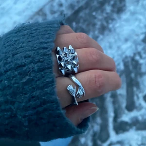 Ringar - Säljer ringen till höger på första bilden och båda på andra bilden! 💙 priset är styck