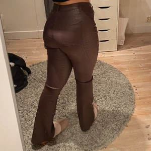 Skinnbyxor  - Riktigt snygga skinnbyxor, säljer dom pga dom är lite förstora för mig, köparen står för frakten💖