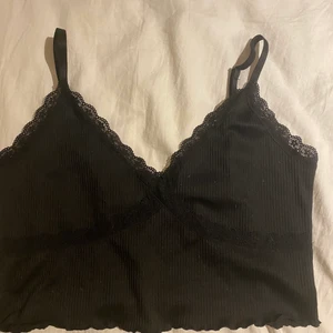 Topp svart  - Från h&m storlek L. Köparen står för frakt, skickas helst med spårbart eller möts upp i Stockholm.