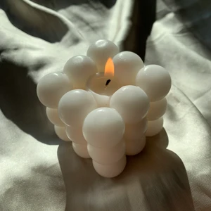 Stora bubbelljus i färgen Cotton!💖 - Här är ett av våra fina bubbelljus i färgen Cotton! Så här smälta våra ljus och vid botten kommer man kunna hitta ett fint meddelande!😍❤️