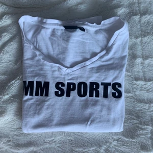 Vanlig tränings t-shirt MMsports - Vit med svart tryck! V-ringad