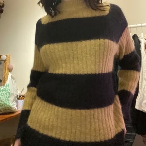 Stickad tröja - Jättefin randig tröja, säljer pga använder inte. 