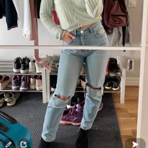 Säljer mina gamla zara jeans i storlek 36. De är stora i storleken så skulle säga att de är st 38