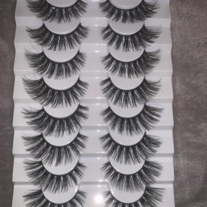 Lösögonfransar, 1 par 20kr - Helt nya lösögonfransar som jag säljer pga ingen användning. Ett par fransar kostar 20kr och frakt 27kr. Kom dm för frågor eller fler bilder 