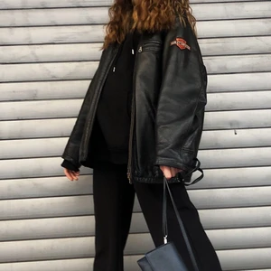 Skinnjacka Harley Davidson - Supercool Janbell skinnjacka med Harley Davidson märke på ärmen. Köpt på second hand och har länge varit en personlig favorit men säljer eftersom den inte kommer till användning lika mycket längre. Den har lite slitage på insidan vilket är anledning till att jag säljer den billigt. Den är i strl M för män. Köparen står för frakt. Hör av dig om du har mer frågor!