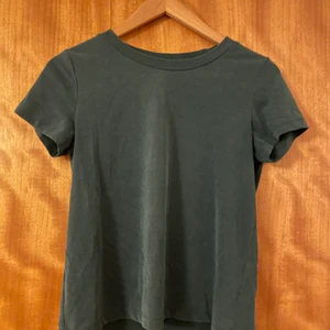 Grön T-shirt  - En grön T-shirt. Storlek xs från monki. Bra passform. Skönt material