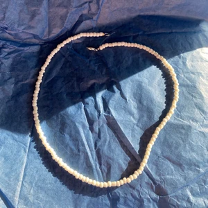 Pärlhalsband  - Pärlhalsband i en vitt färg super fin frakt kostar 14kr ❤️❤️❤️
