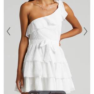 Säljer denna vackra klänning i storlek 32. Beställde två storlekar så 32an är aldrig testad och ligger kvar i påsen den kom i. Köptes för 600 och det tillkom tull men jag säljer den för 300. Vet ej vart den är ifrån☺️