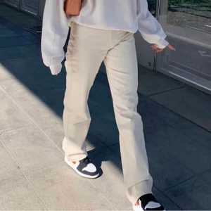 Weekday jeans - Säljer dessa jeans från weekday då dom tyvärr är för små. Har både vita och beigea❤️‍🩹❤️‍🩹 obs, hittar inte byxorna för tillfället