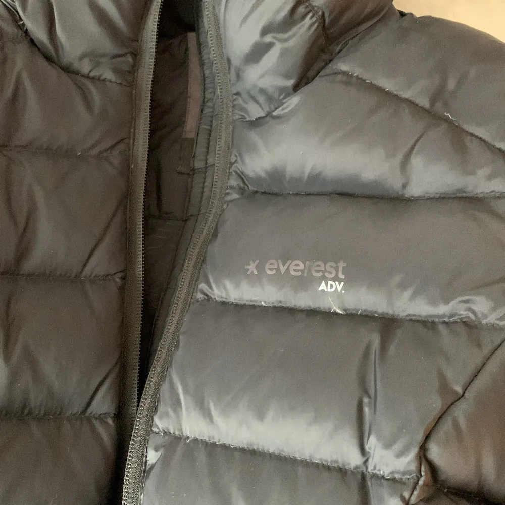 En dunjacka från Everest som passar bra till vintern. Den är knappt använd och i nyskick. Jag säljer den på grund av att jag köpt ny jacka.. Jackor.