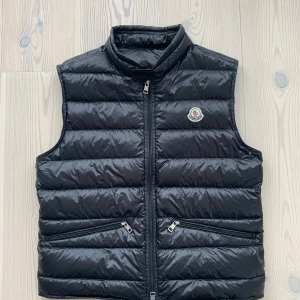 Moncler gui  - Säljer en moncler gui i nyskick, storlek 2 så passar S/M