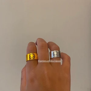 Motiv ringar💍 - LILOU☺︎ Lilou ringar med olika motiv. Dessa ringar är handgjorda metallringar i aluminium som är lätta och justerbara. Finns i både silver och guld tråd och med olika motiv (bild 3: 🤍🌙🙂⭐️🍃🌸☀️🦋). | Lilou ring - 49kr/st eller 2 för 89kr (+ frakt💌varierar) | ☆ Rostfria🔗 | ☆ Vattentåliga💦 | ☆ Silver & Guld🔓 | ☆ Aluminium⛓ | ☆ Nickerfria✅ | Mer info om ringarna finns på vår insta där man kan hitta sitt mått<33 EGNA BILDER