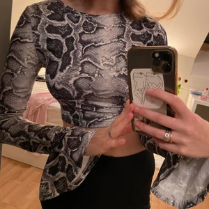 Longsleeve topp - Longsleeve cropped topp från shein i storlek xs. Toppen är stretch och passar också s