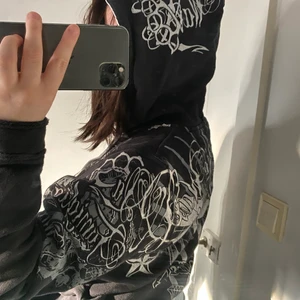 Hoodie svart med dragkedja - En jättesnygg svart hoodie med dragkedja från märket wax i storlek S! 😍Sitter snyggt oversized! Får inte plats med alla detaljer på bilderna så skriv för fler bilder! Säljer för 200 men pris går att diskutera! Hör av er!🙏🏽🙏🏽💞💞