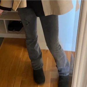 Gråa bootcut jeans  - Skit snygga jeans nu till sommar och vår passar till det mesta och är super skönt material🥰 passa någon runt 165/170cm lång😇 flera frågor? Skriv till mig så svarar jag så fort jag kan😋