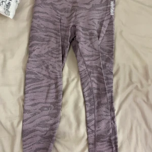 Gymshark tights  - Säljer dessa fina gymshark tights som är i stork M. Anledningen till att jag säljer de så billigt är för att jag sytt de där bak eftersom de har suttit lite för löst i midjan men det är inget som syns och tycker man om när byxorna sitter tight hela vägen så är dessa perfekta. Nypris är 750