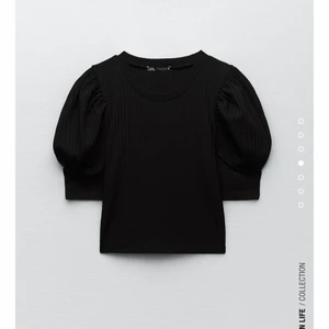 Zara topp - Slutsåld liten topp från Zara, nyskick! Storlek S 😇