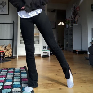 Zara slits jeans  - Jätte fina svarta slits jeans från zara, används inte längre💞💞