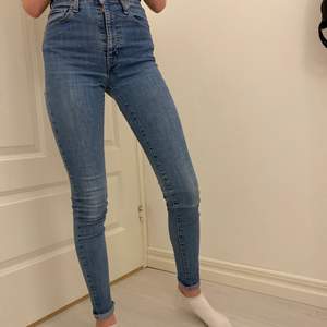 Skinny jeans från Levis i bra skick! Storlek 24. Modellen är 1,60🥰