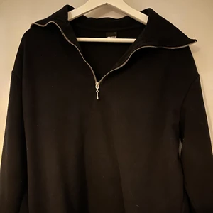 Svart tröja - Svart stickad tröja med krage från Gina Tricot. Med slits vid slutet av sidorna och vid slutet av ärmarna.