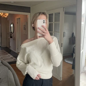 Vit tröja ifrån NAKD  - Vit stickad tröja, med one shoulder 🤍🤍