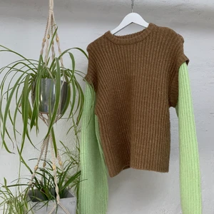 Stickad tröja - Super snygg stickad tröja från Envii i collab med modeprofilen Freja Wewer. Strl 36 men den är oversize så passar både s och m. Finns bara ett antal ex av denna tröja. Använd en gång🤎 Nypris 1000kr+