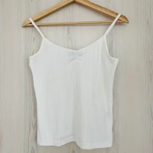 Helt nytt vitt linne - Helt nytt från Kappahl! Mer som en small! Nypris 299