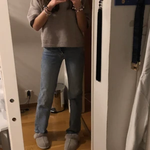 Blå jeans - Säljer dessa mid rise jeans från bik bok då de tyvärr blivit för små. Jag har lagt ner dom så dom passar mig i längden och jag är 172cm. Hör gärna av dig om du vill ha fler bilder eller har några frågor! Säljer för 150, budgivning i kommentarerna om fler är intresserade! Köp direkt för 250kr. Midjemåttet är 31 cm, Innerbenslängden är 82 cm och gylfmåttet är 26 cm