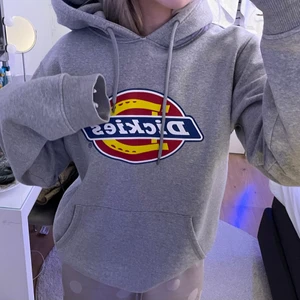 Dickies hoodie grå - Jag säljer min fina dickies hoodie! Knappt använd så inga defekter eller skador! Storlek S i herrstorlek och passar mig på 161 bra! Hör av er till mig vid frågor eller funderingar🥰🥰💕💕