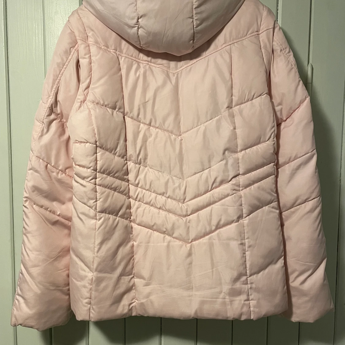 Rosa jacka med avtagbara ärmar och luva. - 90