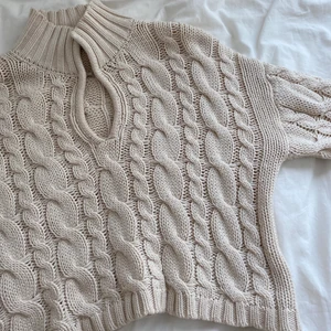 Stickad beige tröja från nakd xxs/xs - Supermysig och fin stickad tröja från nakd. Funkar precis lika bra som xs som xxs. Jättebra skick! Säljer då den inte kommer till användning. Säljer för 210 + frakt. Skriv privat vid intresse eller frågor!💕💌