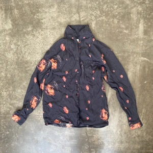 Soulland skjorta - En skjorta från märket Soulland som har ansikten som skriker på sig, den är i bra skick utan defekter. Nypris ca 4000. Kan möjligtvist diskutera pris.