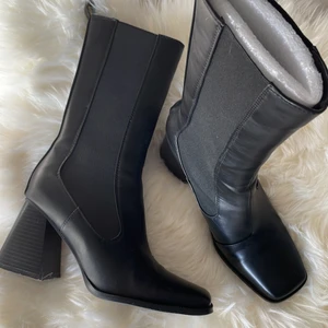 Svarta höga boots storlek 39 - Nästan oanvända svarta klackade boots i storlek 39. Säljer för att de inte är min stil. 