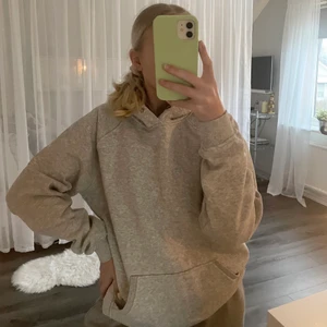 Hoodie - Säljer denna hoodie från BikBok då den inte används längre! Fint skick förutom att snörena saknas. Köparen betalar för frakten och katt finns i hem ❤️‍🩹