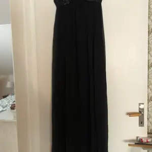 En svart fin balklänning, lång klänning. Använde den på balen, alltså använd en gång. 