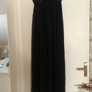 Svart balklänning  - En svart fin balklänning, lång klänning. Använde den på balen, alltså använd en gång. 