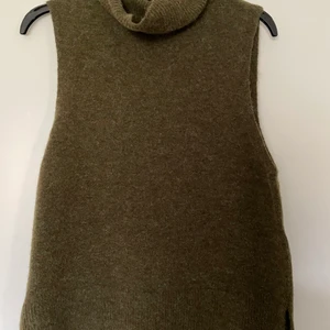 Polo topp - Säljer en mossgrön/mörkgrön topp med polokrage! Väldigt fin, men tyvärr kommer inte den till användning. Den är enbart testad!