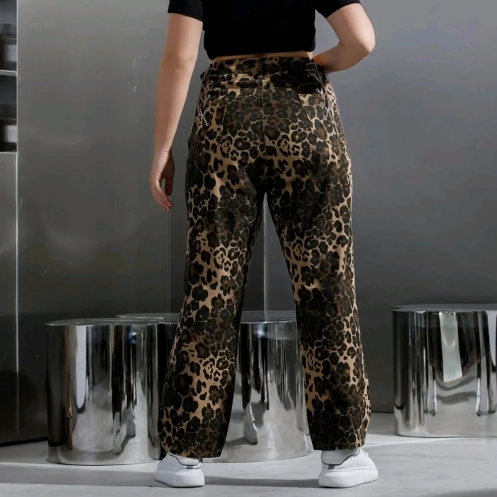 Asballa byxor, men dom är förstora för mig tyvärr! 🐆💥 storlek XL  #leopard #jeans #kedja. Jeans & Byxor.
