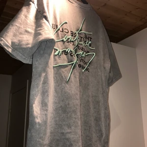 Oversized Couture t-shirt - Säljer oversized streetstyle t-shirt, använd en gång. Helt i nyskick. Köpt på Asos för 800 kr säljer för 200 kr. Kan mötas eller skickas.