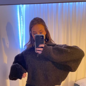 Stickad tröja strl XL - Säljer denna mysiga stickade bruna tröjan med dragkedja fram. Inte stickig! Använd en gång på grund av inte min stil. Köptes från Gina tricot för 299kr och säljer nu för 250kr inklusive frakt!