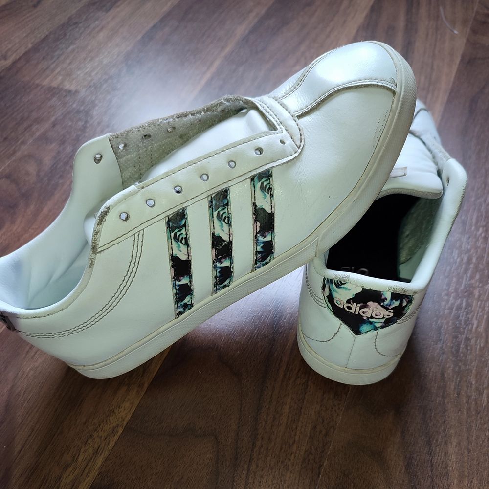 Vita adidas skor med blommor | Plick Second Hand