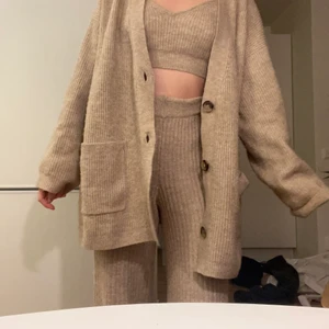 Mjukis sett - Kofta: M, topp: S, byxor: Xs, bra skick och köpte ny för bara ett litet tag sen! Beige i färgen:)) 