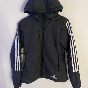  adidas jacka - Adidas jacka i nyskick. Stl Xs men sitter som en S. Köpt för 999kr säljer för 500kr pris kan diskuteras. Vid snabbt köp sänks priset. Skriv för mer info och bilder på jackan. Det är bara och fråga om ni har frågor❤️