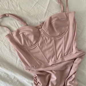 Korsett klänning  - Klänningen är i strl s , passar även m. Klänningen har aldrig använts bara provat. 