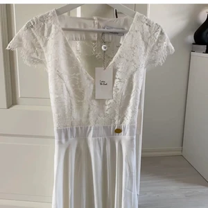 Oanvänd studentklänning  - Säljer denna helt oanvända studentklänning med lapparna kvar, öppen rygg! Storlek S, skickas endast spårbart 