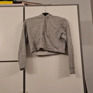 Hoodie - cropped hoodie från hm. Använde för men förliten nu, är i bra skick 